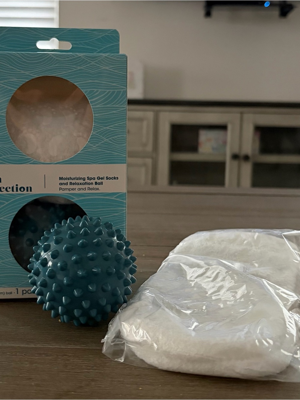 Hydrating Spa Gel Socks with Teal Massage Ball